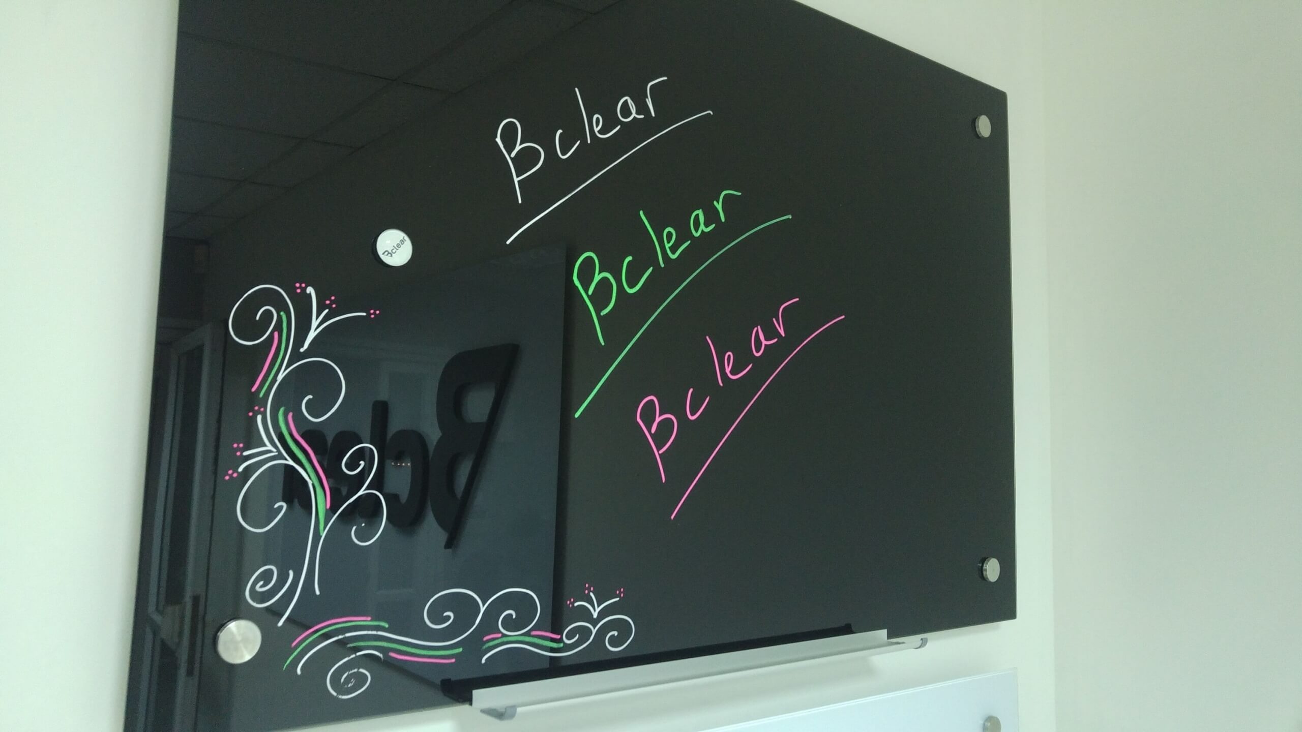 לוח זכוכית מחיק מגנטי קלאסי שחור 90×60 ס"מ – Bclear