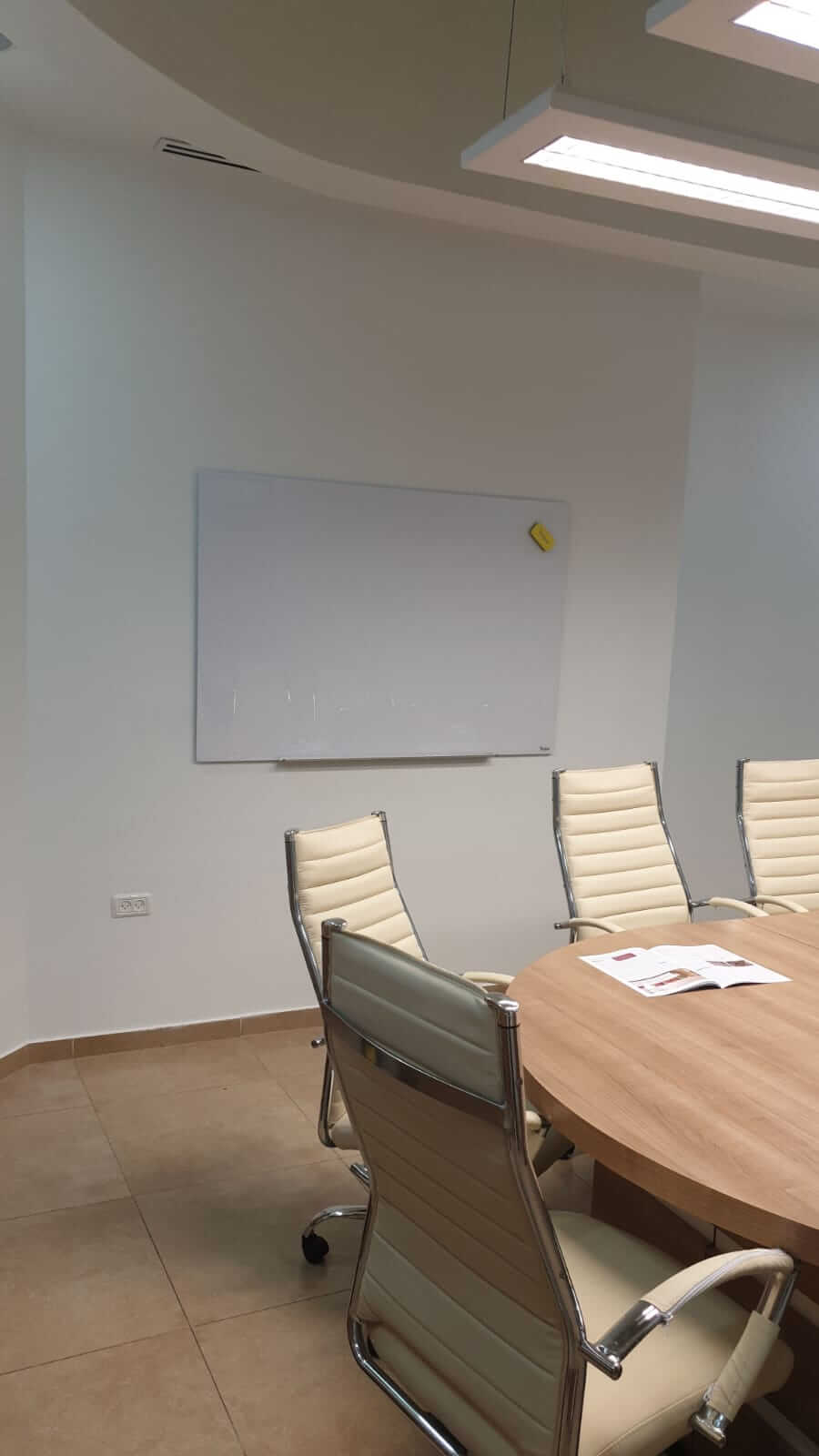 לוח זכוכית מחיק מגנטי תליה נסתרת לבן 120×80 ס"מ – Bclear
