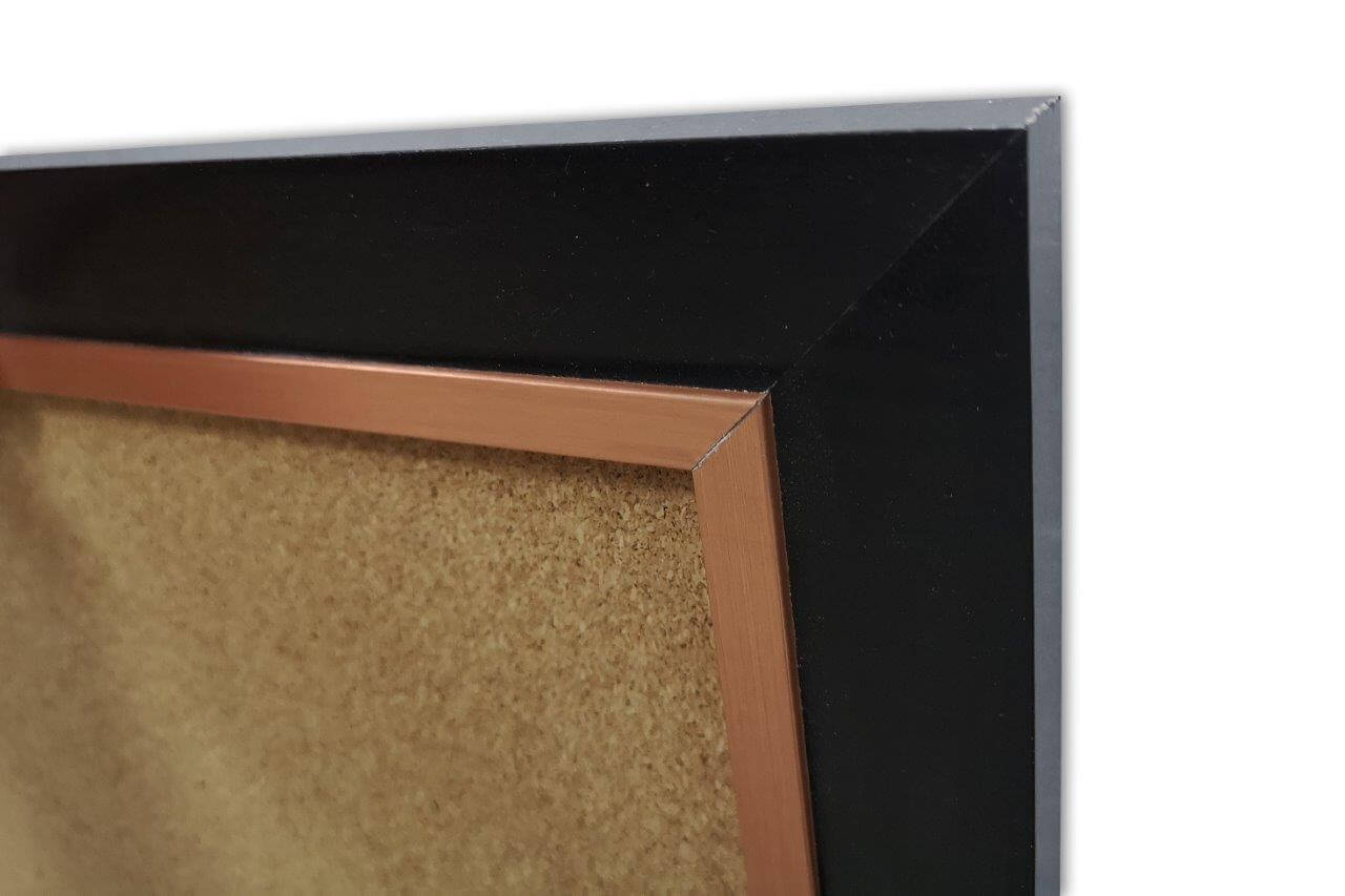 לוח שעם עם מסגרת עץ שחורה - פינה