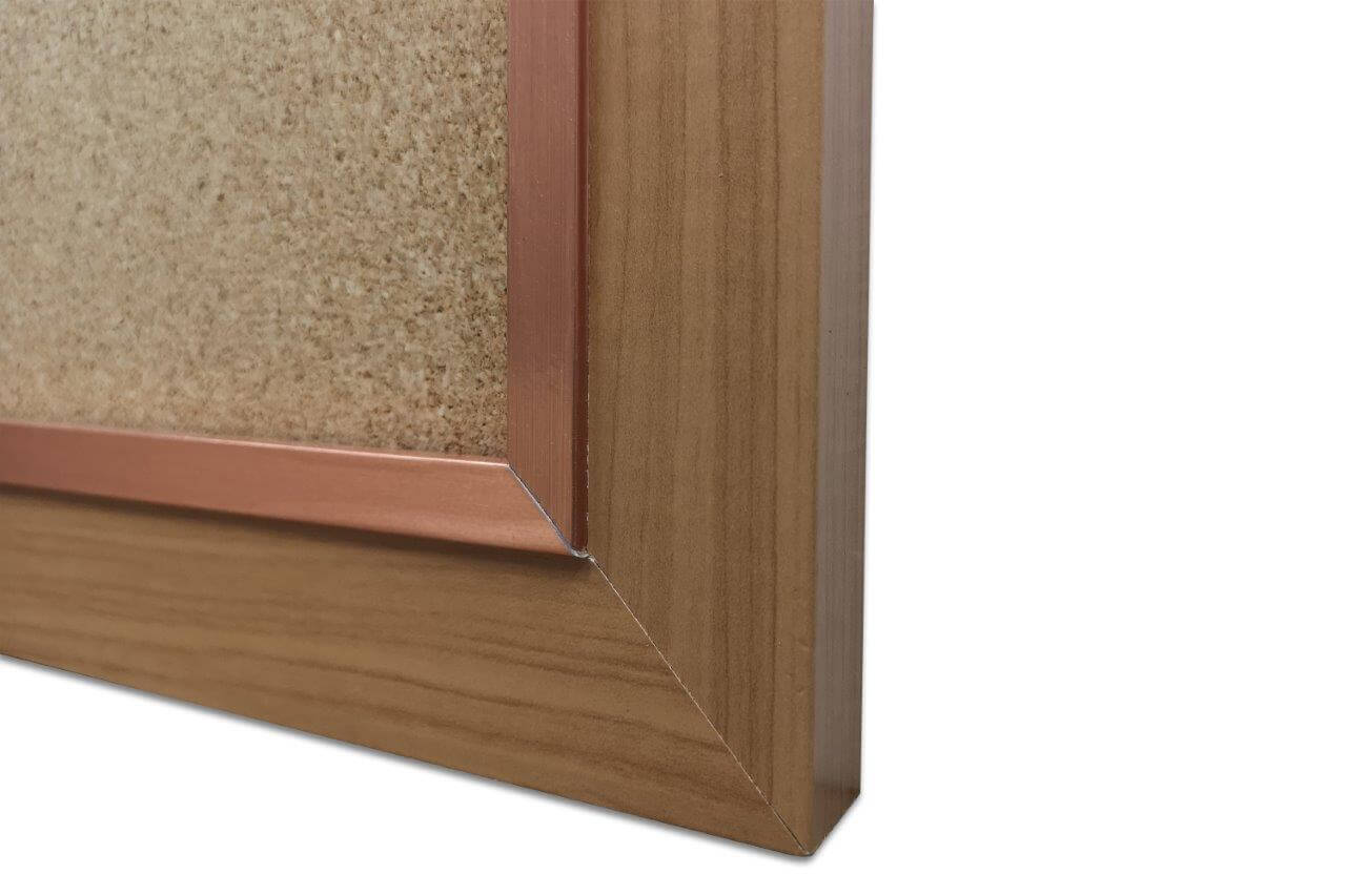 לוח שעם עם מסגרת עץ חומה - פינה