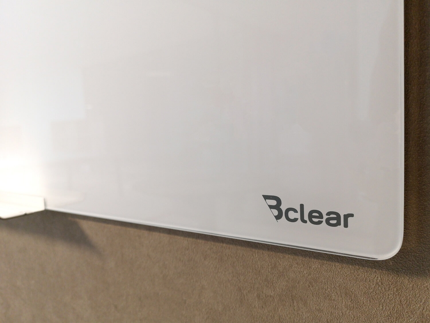לוח זכוכית מחיק מגנטי תליה נסתרת לבן 120×80 ס"מ – Bclear